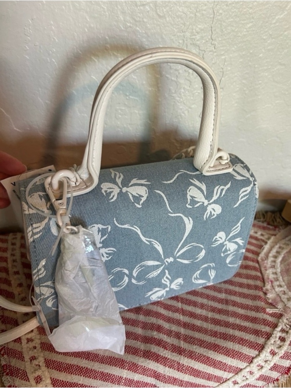 Betsey Johnson light blue floral crossbody bag with white accents - Picture 3 of 9